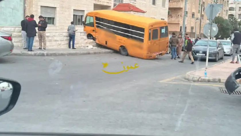 حافلة مدرسية تقتحم عمارة في ضاحية
