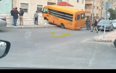 حافلة مدرسية تقتحم عمارة في ضاحية