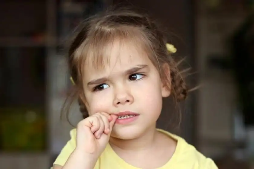 قضم الأظافر عند الأطفال .. مشكلة