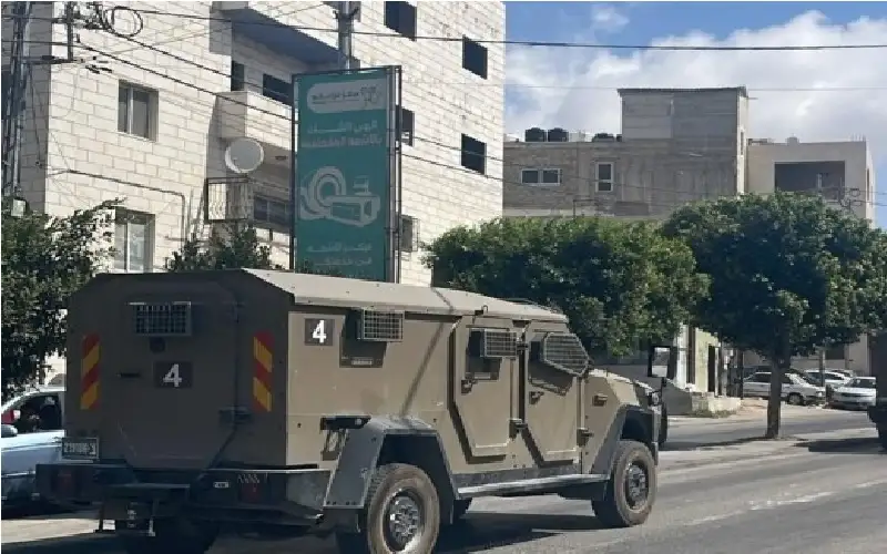 قوات الاحتلال تداهم منازل خلال اقتحامها