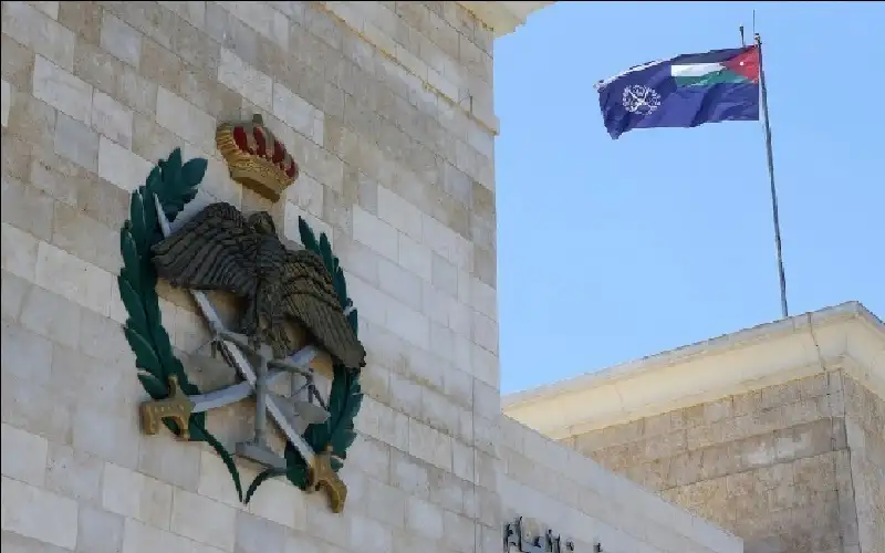 شخص يقتل ابنه بإطلاق النار عليه