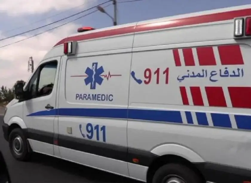 وفاة وإصابتان بتصادم مركبتين على طريق