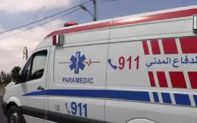 وفاة وإصابتان بتصادم مركبتين على طريق
