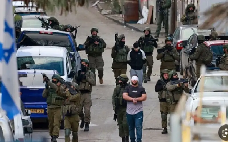 الاحتلال يعتقل 14 مواطنا خلال مداهمات
