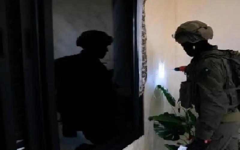 الاحتلال يأخذ قياسات منزلي شهيد وأسير