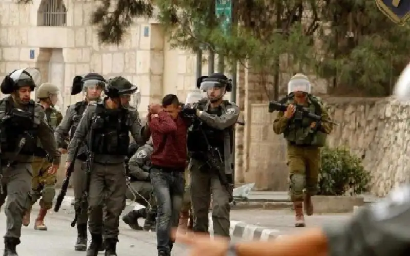 الاحتلال يعتقل 12 مواطنا من الضفة