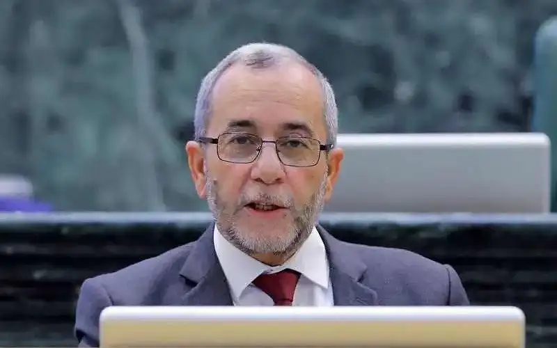 مشوقة يطالب بخدمة العلم والجيش الشعبي