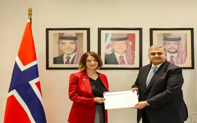 سفيرا النرويج والعراق يسلمان أوراق اعتمادهما