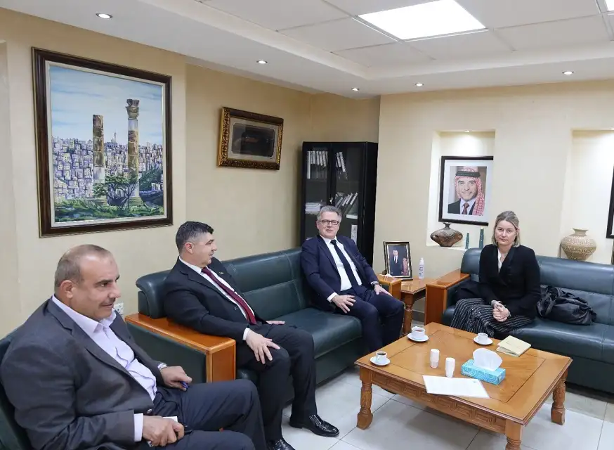 أمين عام سلطة المياه يبحث عددا