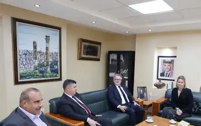 أمين عام سلطة المياه يبحث عددا