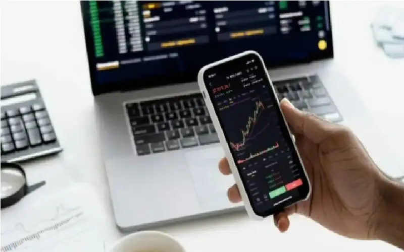 عملية احتيال عبر واتساب تسلب بريطانية