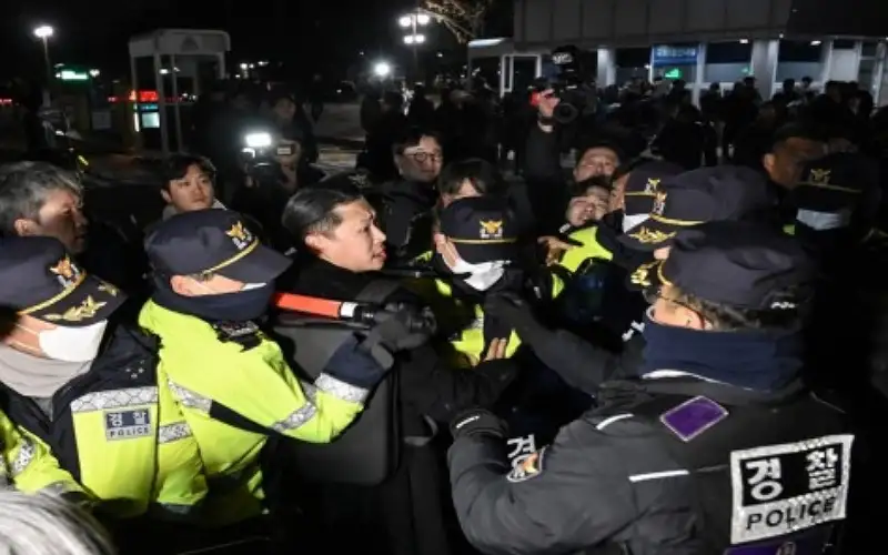 حظر جميع الأنشطة السياسية في كوريا