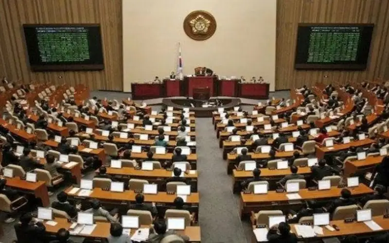 البرلمان الكوري الجنوبي يصوت على وقف