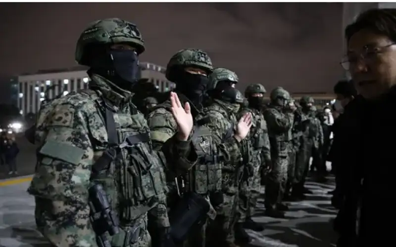 القصة الكاملة لإعلان الأحكام العرفية في