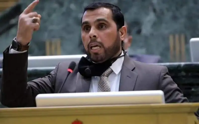 النائب المشاقبة يعلن حجب الثقة عن