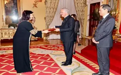 السفيرة السقا تقدم أوراق اعتمادها لأمير
