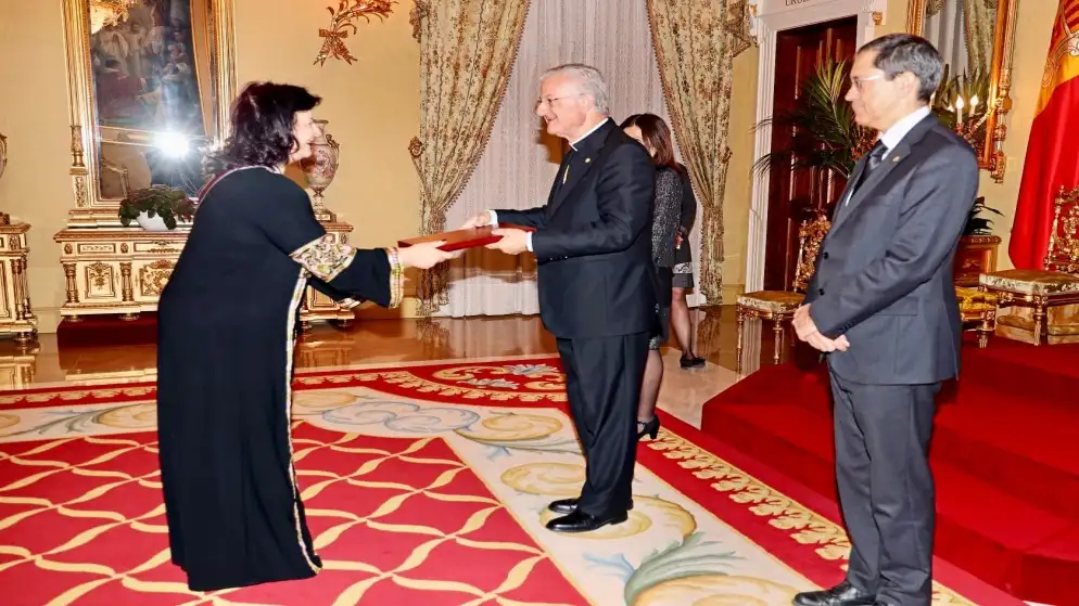 السفيرة السقا تقدم أوراق اعتمادها لأمير