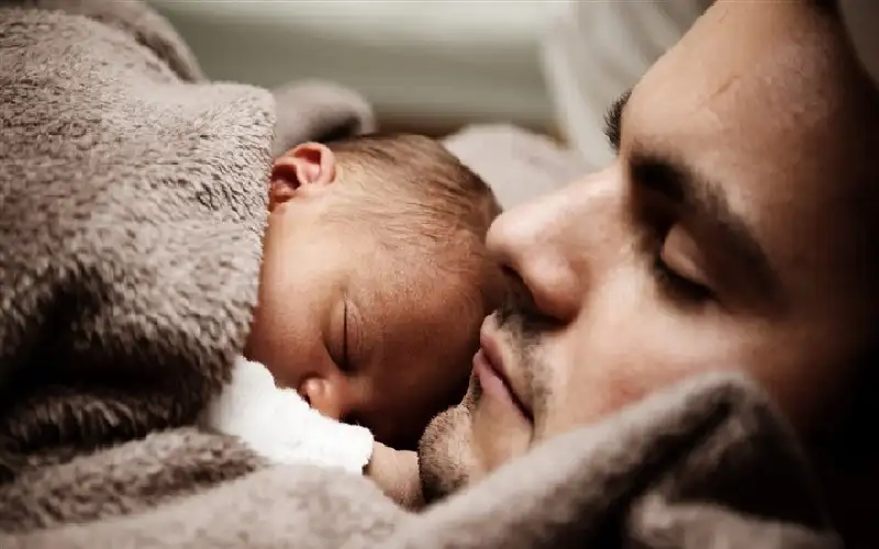 هل يؤثر وزن الأب على المولود؟
