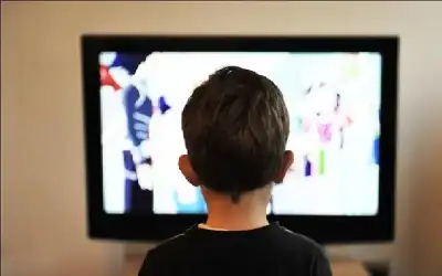 بحث يفسر سبب تكرار الأطفال مشاهدة