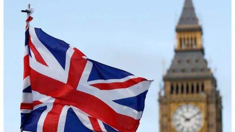 انقطاع الكهرباء وتعليق حركة القطارات إثر