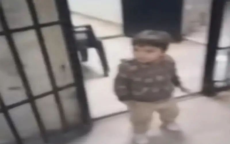 خروج طفل سوري من سجن صيدنايا