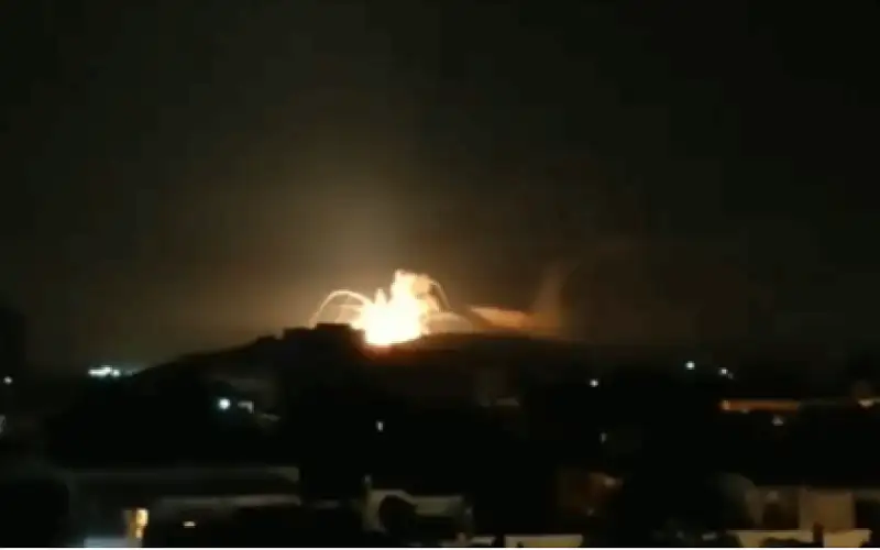 غارات تستهدف مطارا للمروحيات بريف دمشق