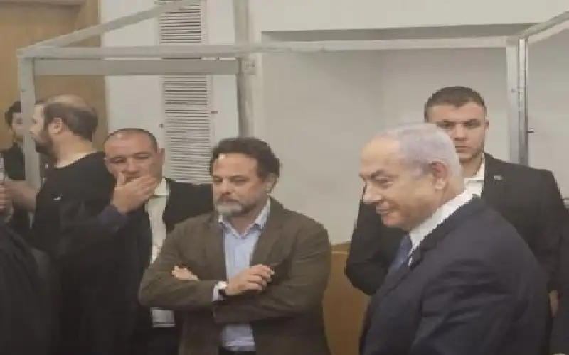 نتنياهو يمثل أمام المحكمة ومتظاهرون ضده