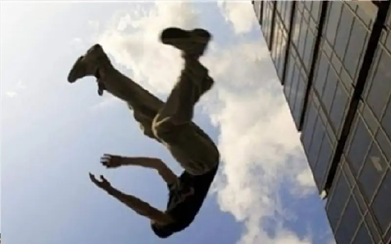 ينجو بأعجوبة بعد سقوطه من الطابق