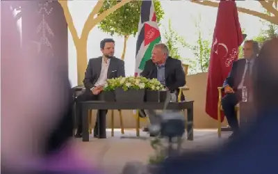 الملك يلتقي وجهاء وممثلين عن أبناء