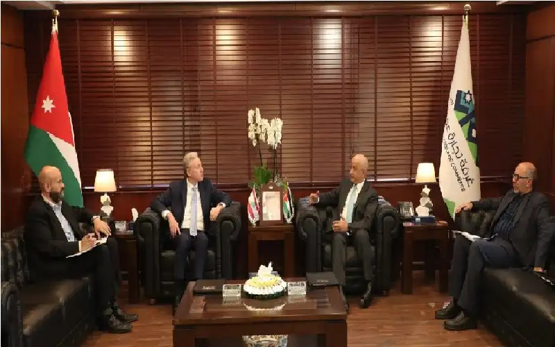 الحاج توفيق يدعو للتشبيك بين القطاعين