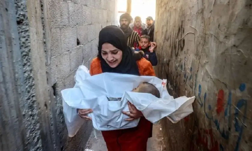 استشهاد 25 فلسطينيا بقصف إسرائيل منزلين