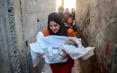 استشهاد 25 فلسطينيا بقصف إسرائيل منزلين