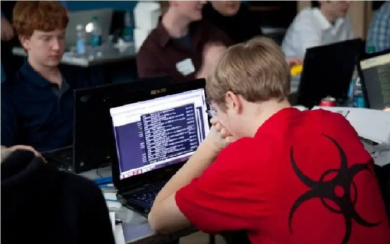 بريطانيا.. طالب يخترق أنظمة مدرسته بسبب