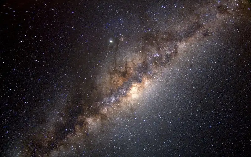 رائد فضاء يلتقط صورا من المدار