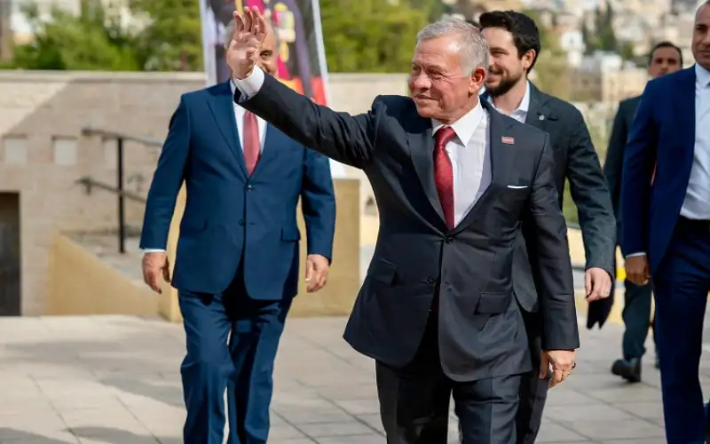 الملك ينعم بميدالية اليوبيل الفضي على