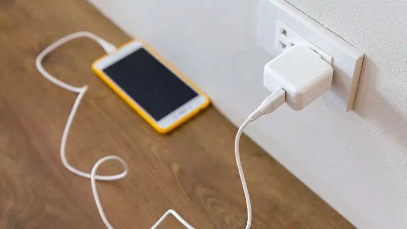 ما خطورة ترك شاحن الهاتف في