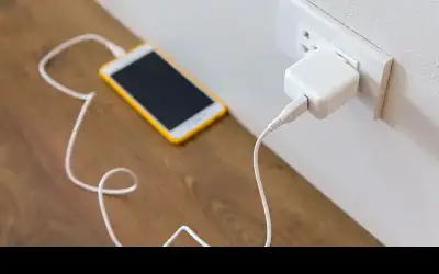 ما خطورة ترك شاحن الهاتف في