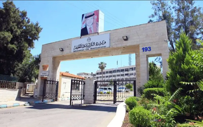 التربية تنهي تكليف معلمي مدارس السوريين