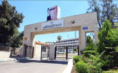 التربية تنهي تكليف معلمي مدارس السوريين