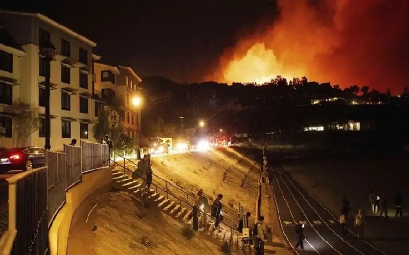 الرياح تؤدي إلى حريق هائل في