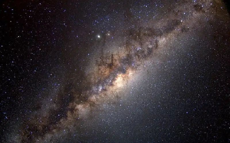 رائد فضاء يلتقط صورا من المدار