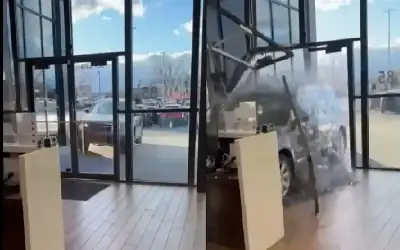 زبون غاضب يقتحم معرضا ويهشمه بسيارة