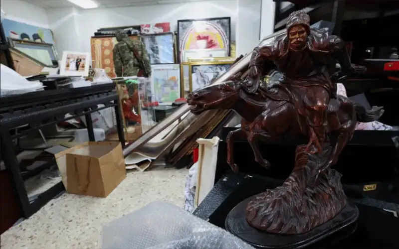 هذه ورثة الأسد بمكتبه.. حبوب مضادة