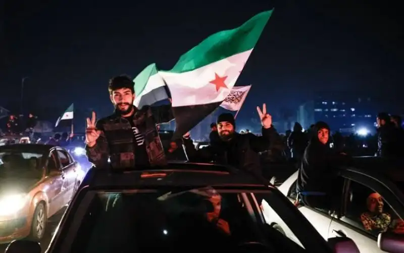 تجميد الدستور والبرلمان في سوريا لثلاثة