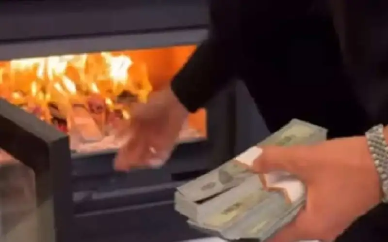 لوثة المشاهدات.. مؤثر يشعل المدفأة بآلاف