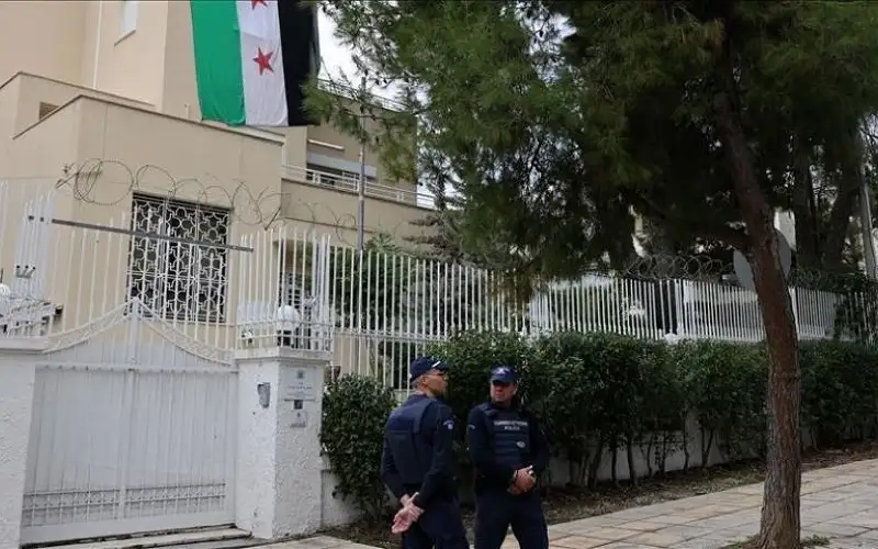 اليونان تعلق البت في طلبات اللجوء