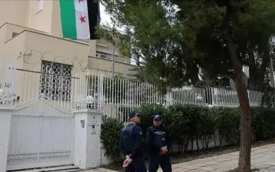 اليونان تعلق البت في طلبات اللجوء