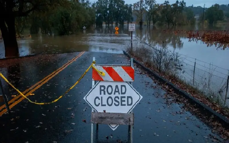 إعصار يضرب ولاية كاليفورنيا ويقطع الكهرباء