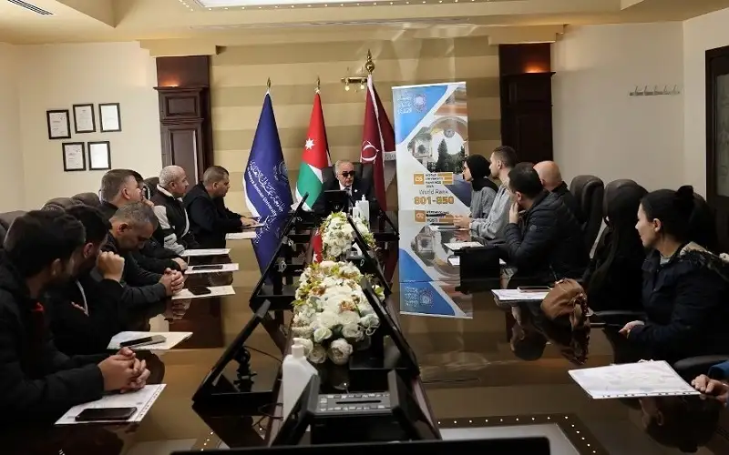 رئيس جامعة عمان الأهلية يلتقي خريجي