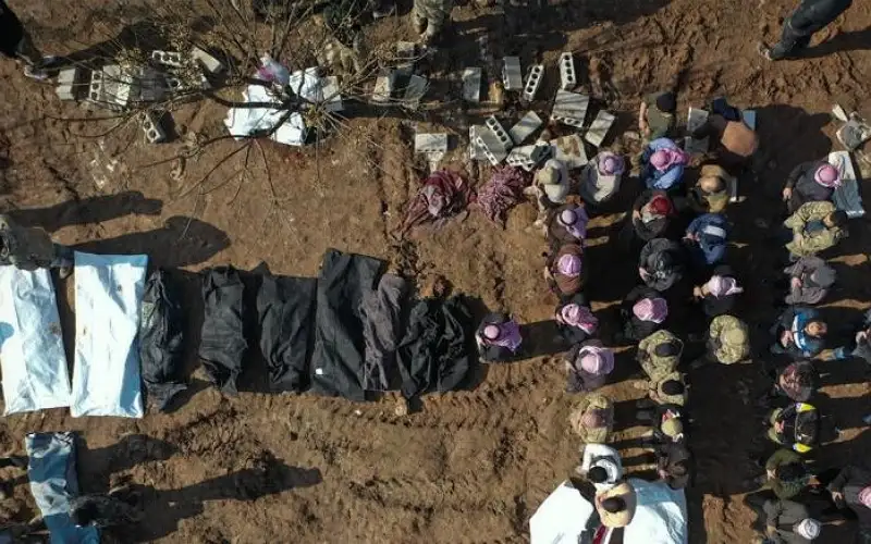 دفن خلال الليل .. لحظات مروعة